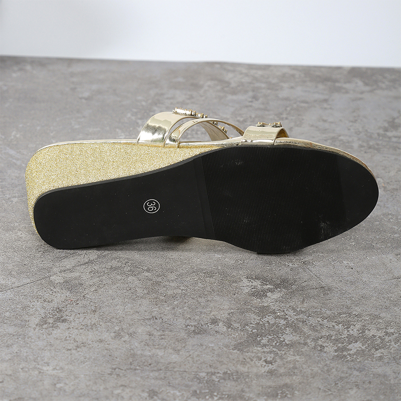 Elegante Sommerschuhe mit Keilabsätzen und zarten Kristallverzierungen