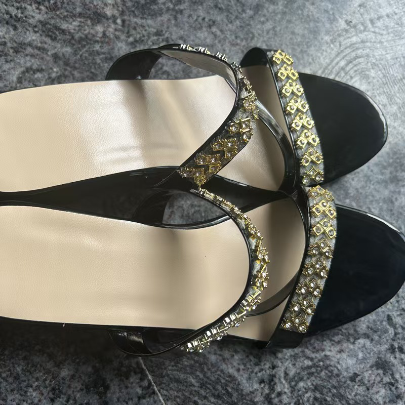Elegante Sommerschuhe mit Keilabsätzen und zarten Kristallverzierungen