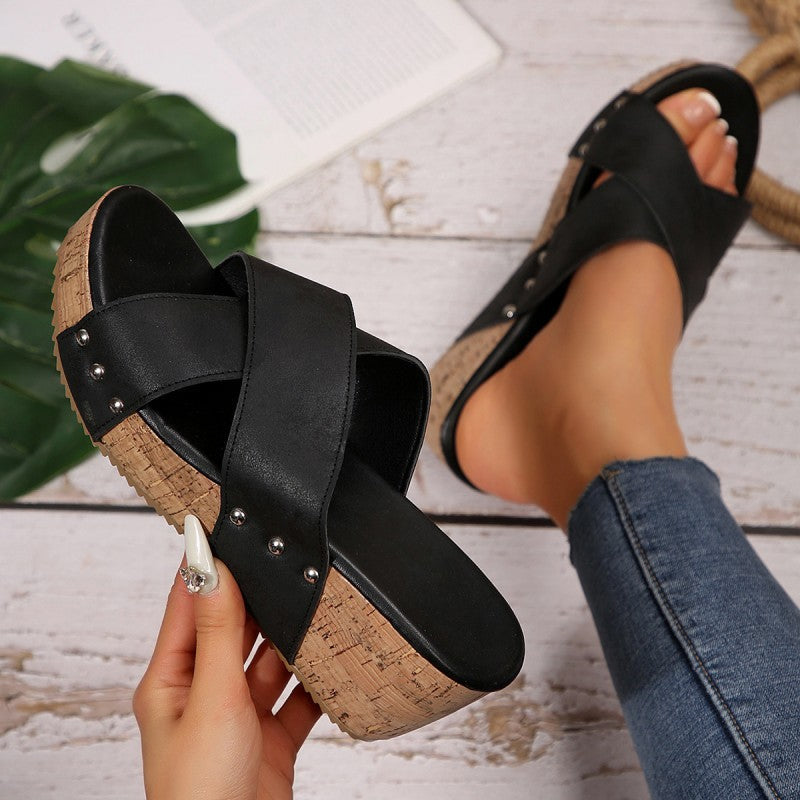 Modische Damensandalen mit Kreuzriemen und robusten Keilabsätzen