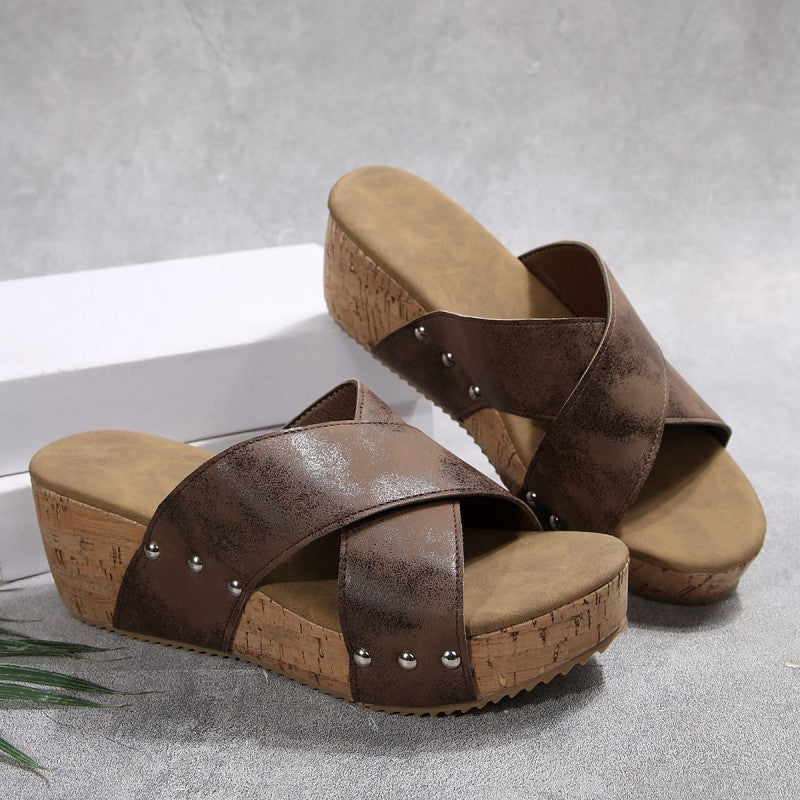 Modische Damensandalen mit Kreuzriemen und robusten Keilabsätzen
