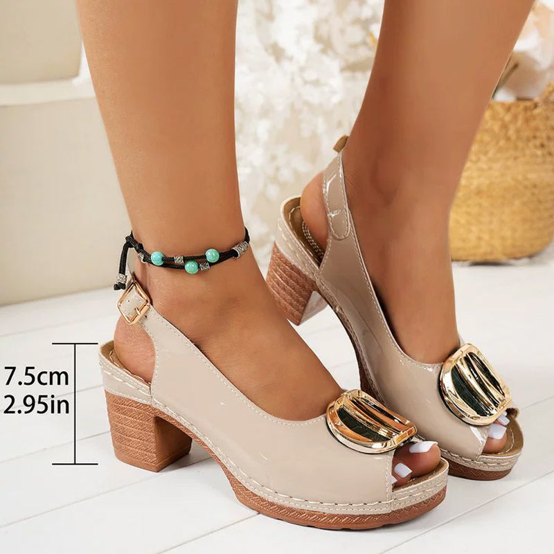 Elegante Kitten-Heels Sandalen mit Metallbügel für einen schicken und bequemen Look