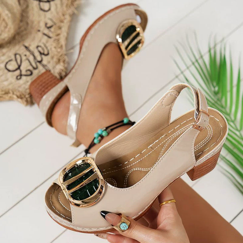 Elegante Kitten-Heels Sandalen mit Metallbügel für einen schicken und bequemen Look