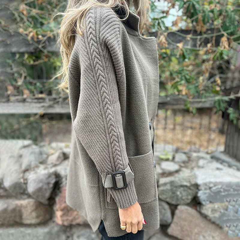 Sola - Zeitlose Eleganz in einem warmen Mantel mittlerer Länge