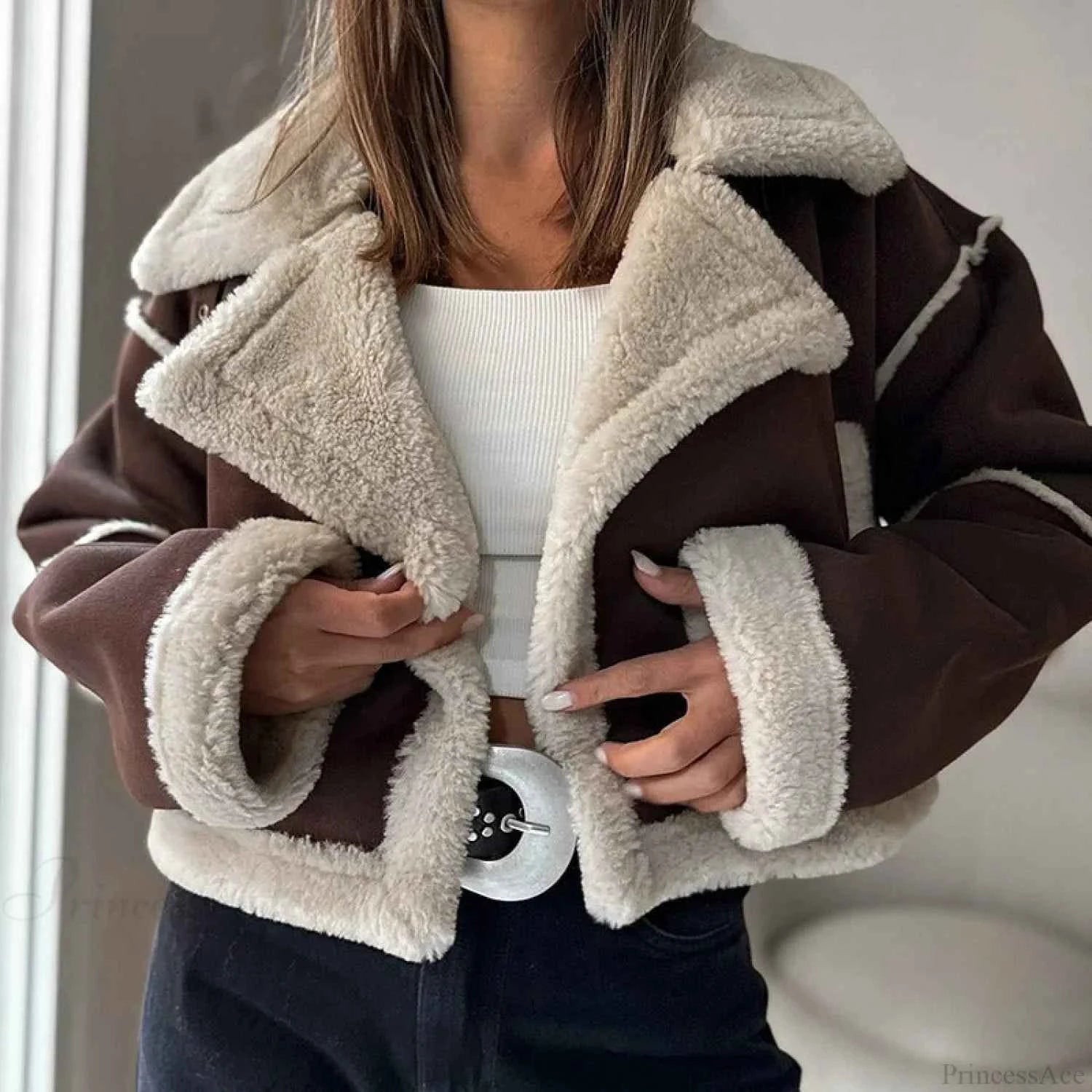 Es ist ein gemütlicher und stilvoller Wildleder-Kragen-Cropped, mit Fleece gefütterter Langarmmantel, um Ihre Garderobe aufzuwerten