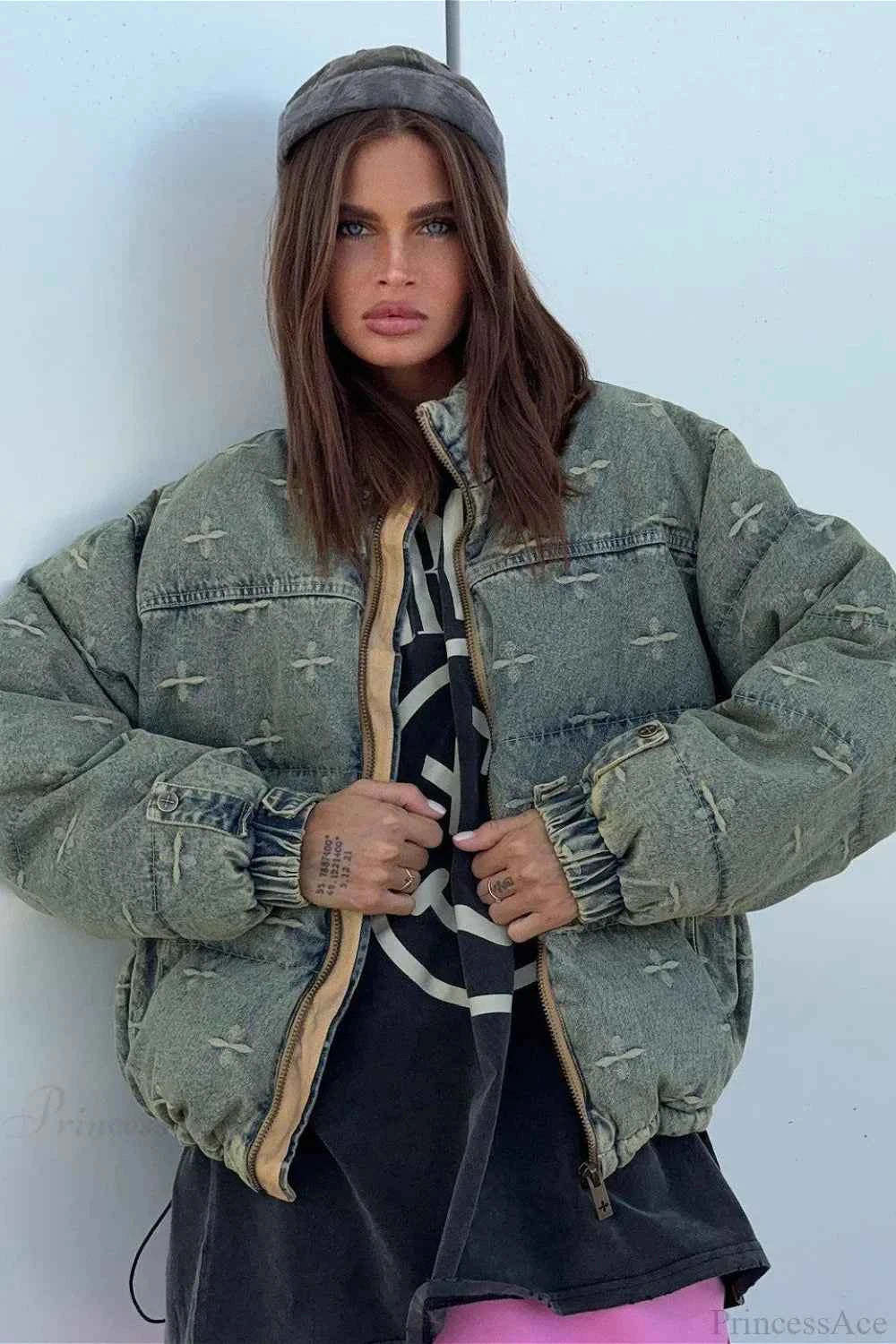 Modische Jacke mit distressed-Effekt und Kreuz-Armreiferring