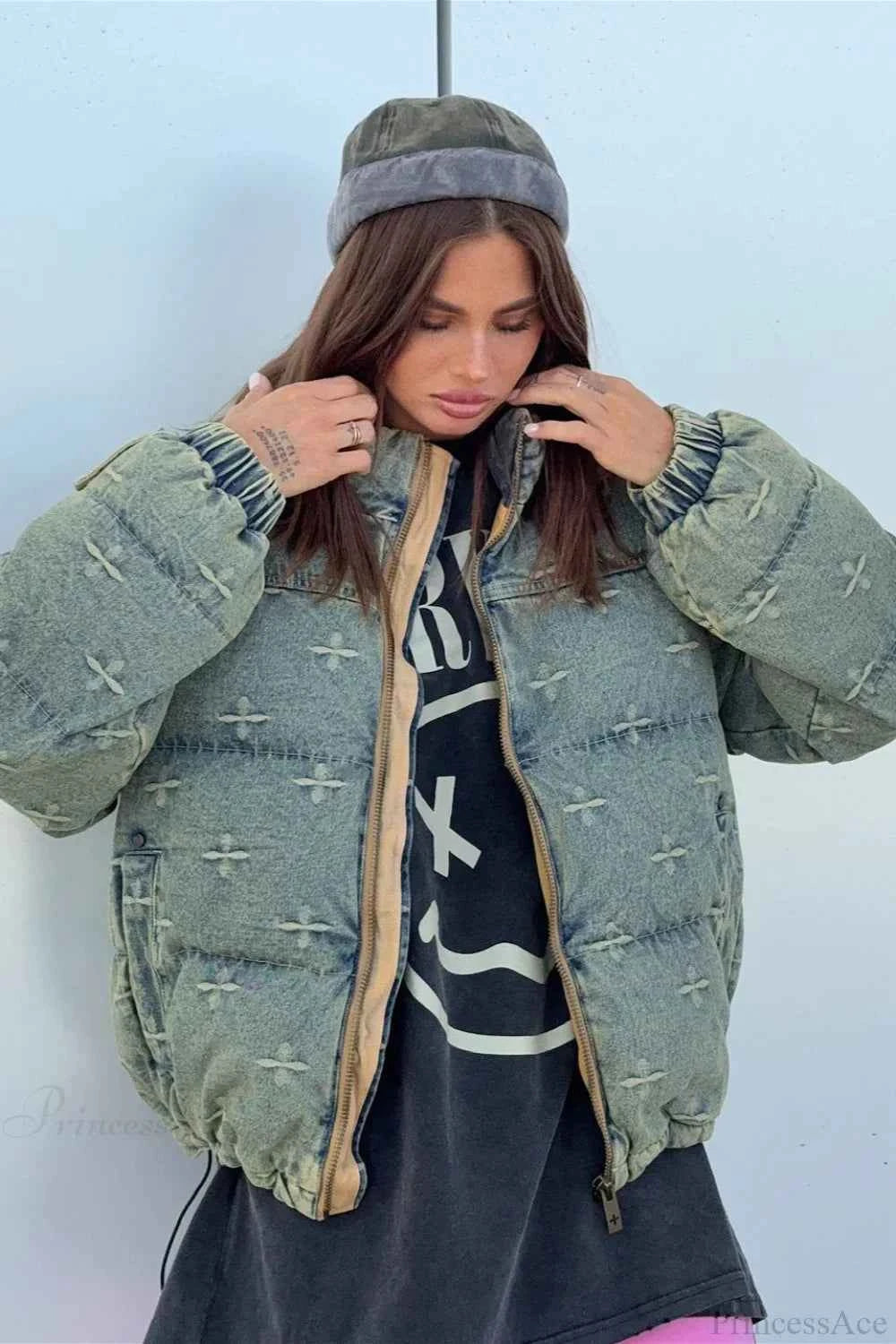 Modische Jacke mit distressed-Effekt und Kreuz-Armreiferring