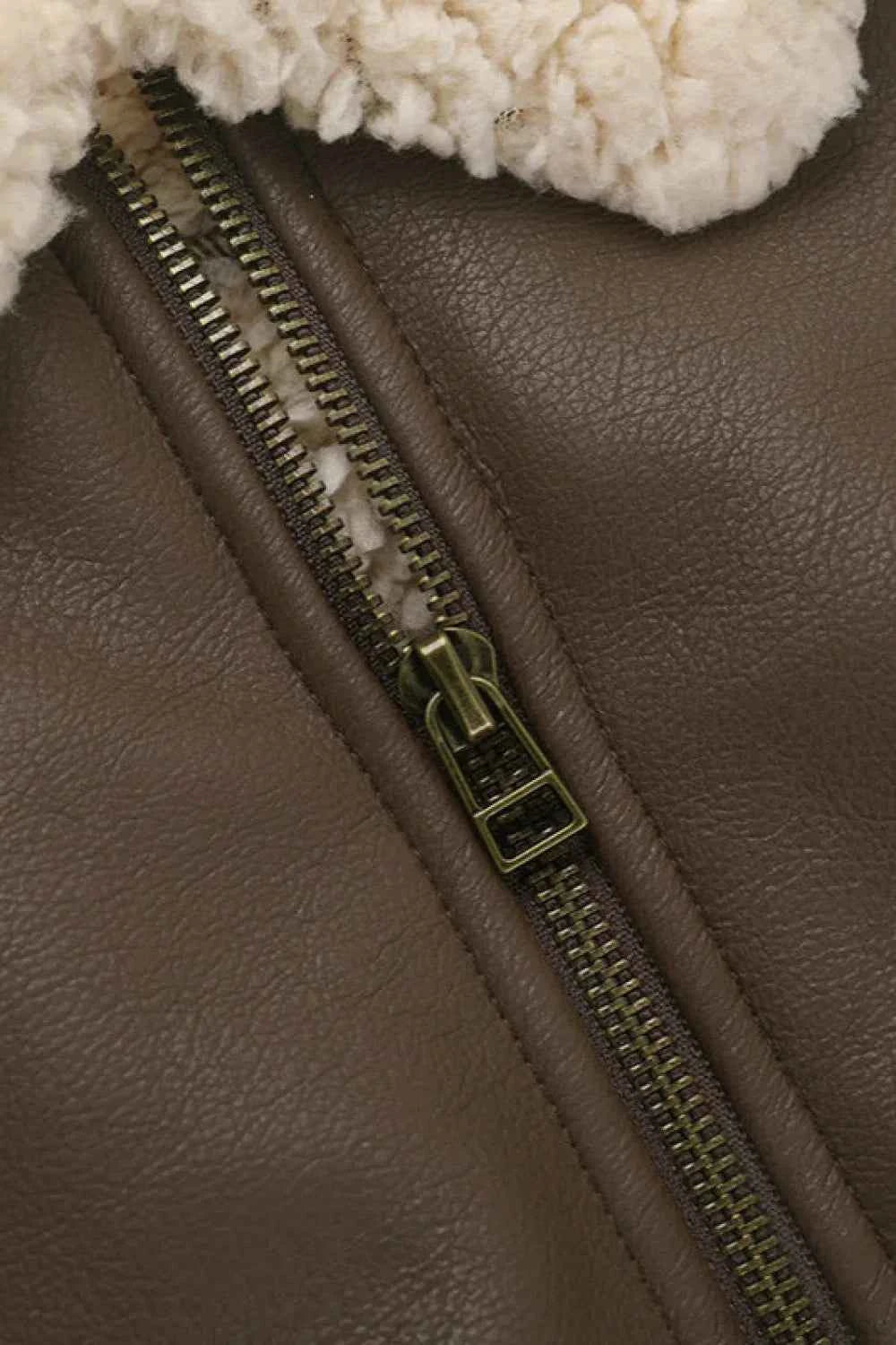 Behalten Sie Stil und Komfort mit unserem warmen, winddichten Mantel in Braun mit einzigartigem Lammfell- und PU-Panel