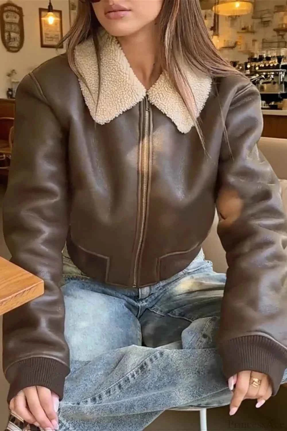 Behalten Sie Stil und Komfort mit unserem warmen, winddichten Mantel in Braun mit einzigartigem Lammfell- und PU-Panel