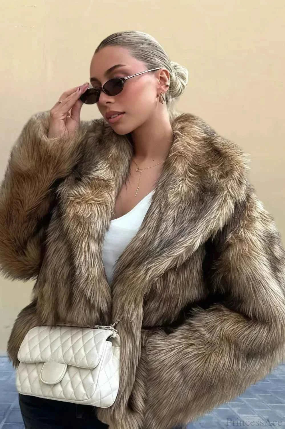 Minimalistischer Mantel aus einfarbigem Kunstpelz im Vintage-Stil