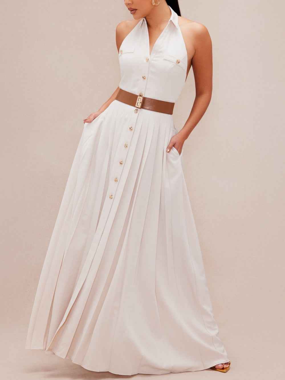Beige Faltenkleid mit Knöpfen für einen eleganten und sofisticierten Stil