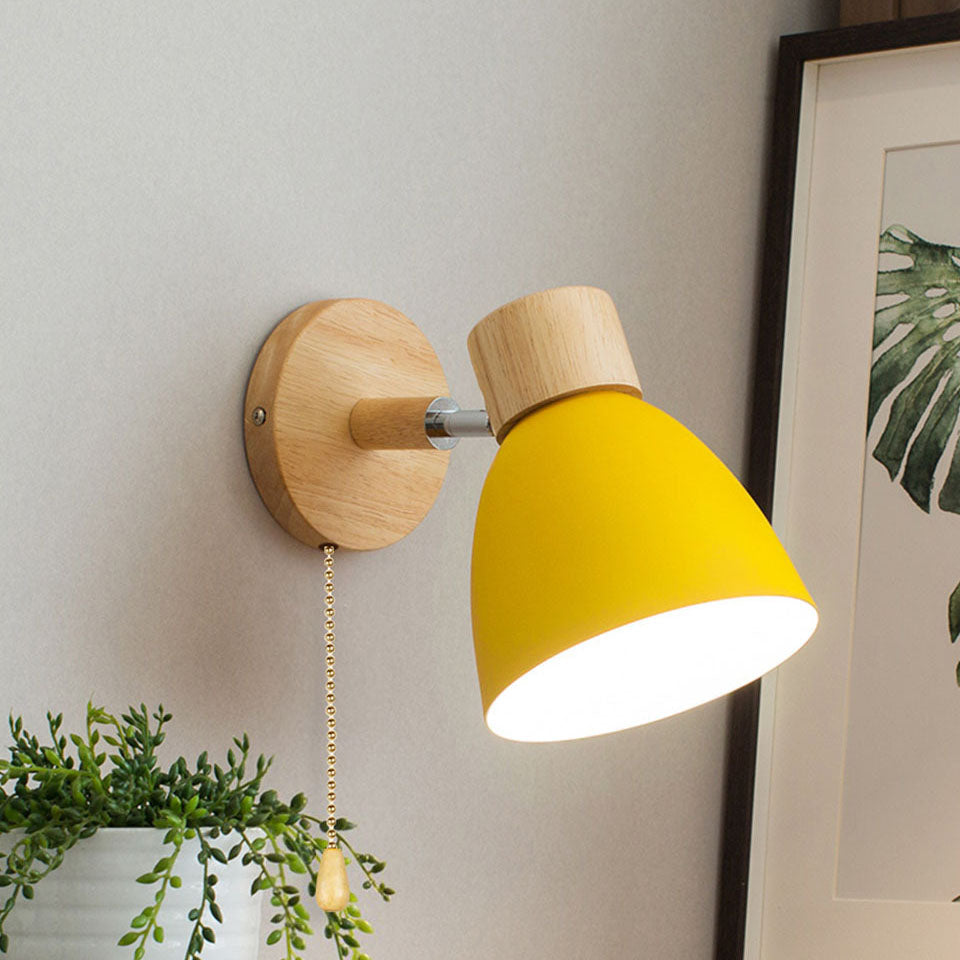 Moderne Wandleuchte mit angewinkeltem Arm, Holz, konischem Schirm