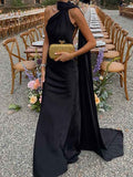 Elegantes langes ärmelloses Damenkleid mit Halskrause und edlen Bändern