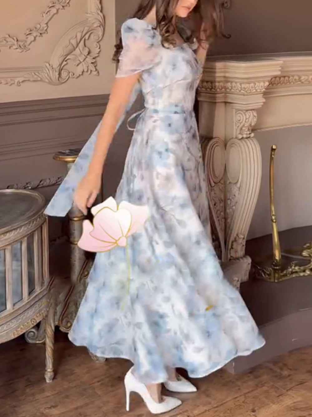 Elegantes eng anliegendes Kleid mit Druck und Puffärmeln für einen schicken Look