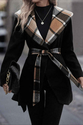 Wolljacke mit Patchwork-Quadraten und eleganter Gürtel