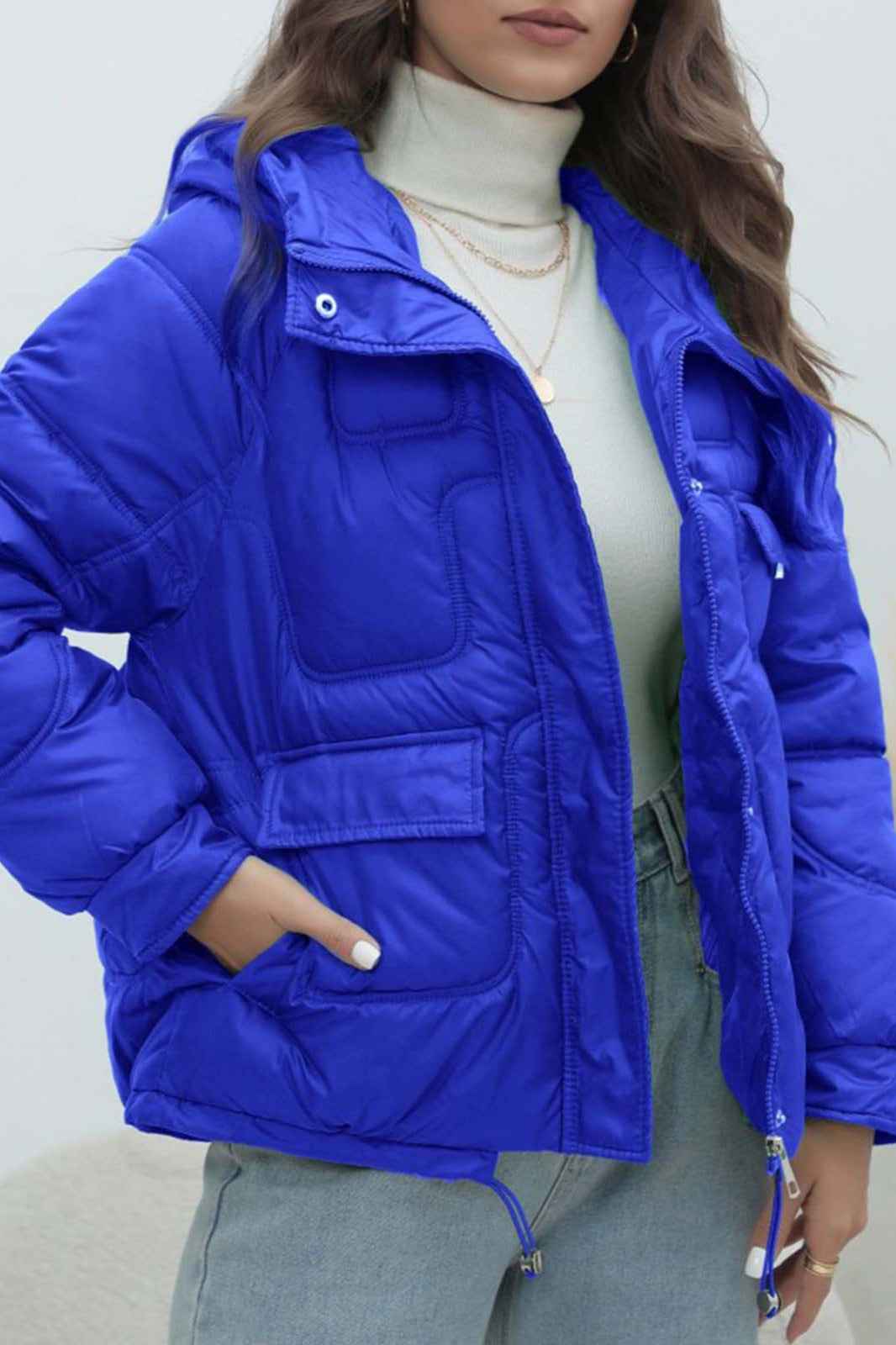 Gestepfte Jacke mit hohem Kragen in lebendigen Farben für einen trendigen Look