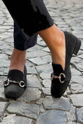 Schlanke schwarze Loafer mit goldfarbenem Bit-Akzent
