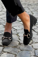 Schlanke schwarze Loafer mit goldfarbenem Bit-Akzent
