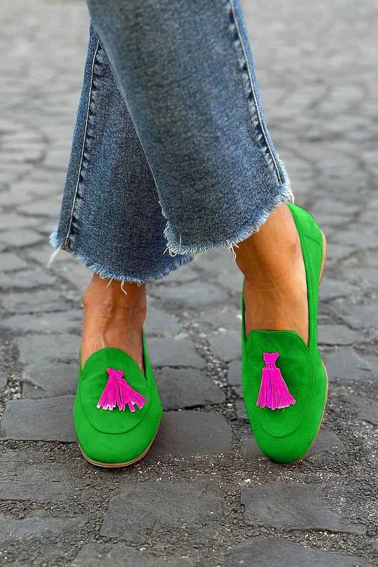 Grüner Loafer mit einer lebhaften fuchsienfarbigen Quaste