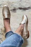 Luxuriöser glänzender hellgoldener Loafer