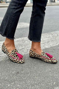 Statement-machender Tierdruck-Loafer mit mutigen fuchsiafarbenen Fransen