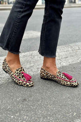 Statement-machender Tierdruck-Loafer mit mutigen fuchsiafarbenen Fransen
