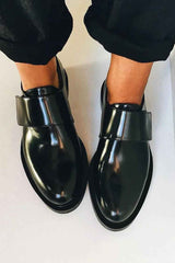 Schlanke, polierte Riemen-Loafer für moderne Raffinesse