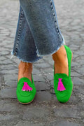Smaragdgrüner Loafer mit auffälligem fuchsiafarbenem Quasten-Detail