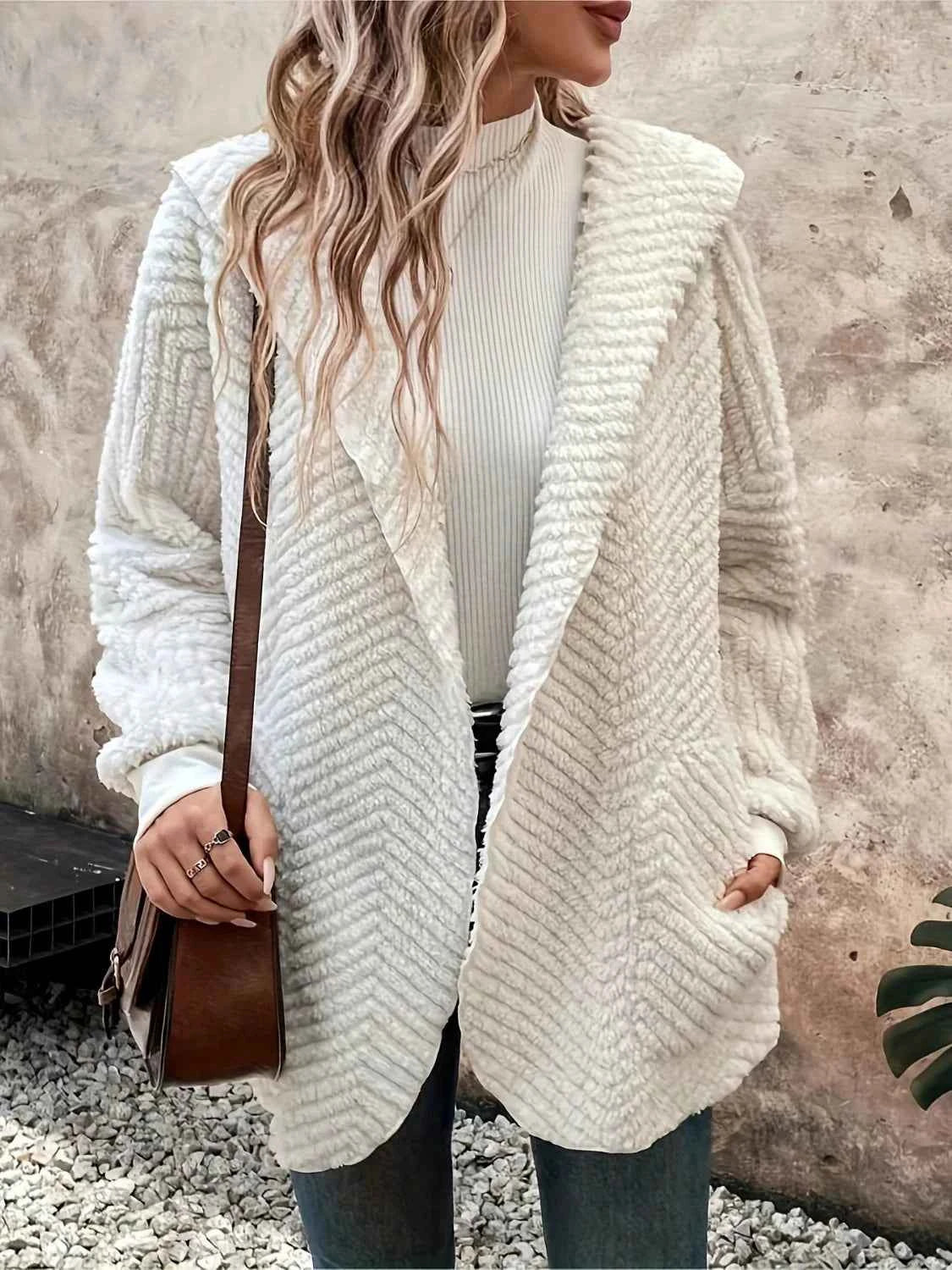 Kuscheliger Kapuzen-Cardigan mit offener Front und langen Ärmeln aus flauschigem Material