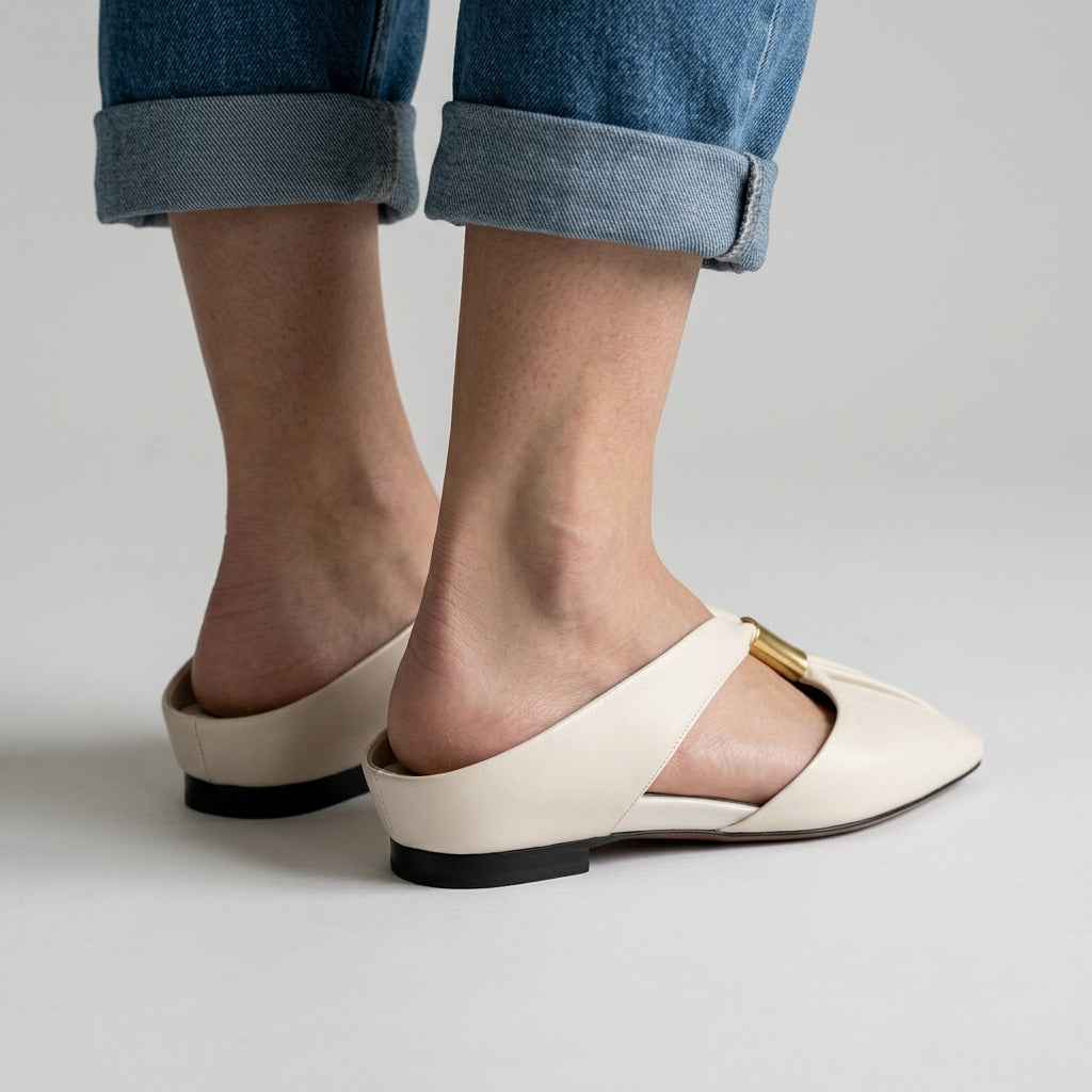 Leder Pantolette Damen T-Riemen Eckige Zehe Gold-Akzent