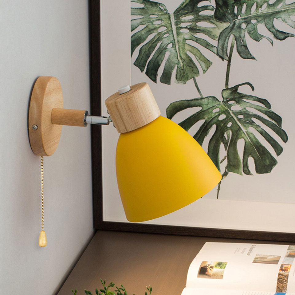 Moderne Wandleuchte mit angewinkeltem Arm, Holz, konischem Schirm