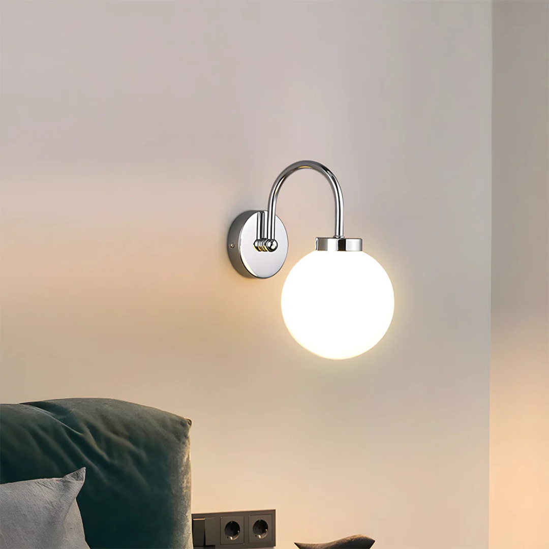 Elegante Licinia Wandleuchte mit lackiertem schattendem Glaskugel für stimmungsvolle Beleuchtung