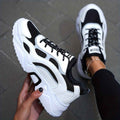 Podkreśl swój styl modnymi sneakersami na masywnej platformie