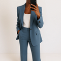 Modekate Kleidung mit eleganter Blazer und kühnen Streifenakzenten