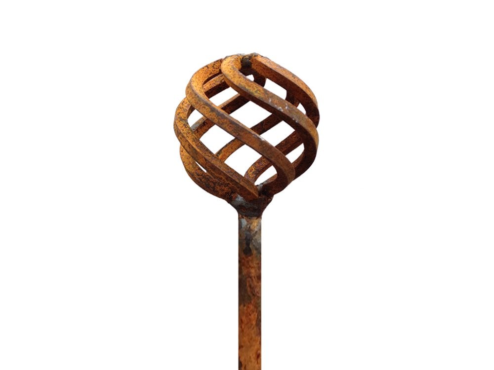 Rostige Metallkugel Gartenstecker zum Rosten gebracht
