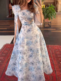 Abito elegante aderente con stampa e maniche a sbuffo per un look chic