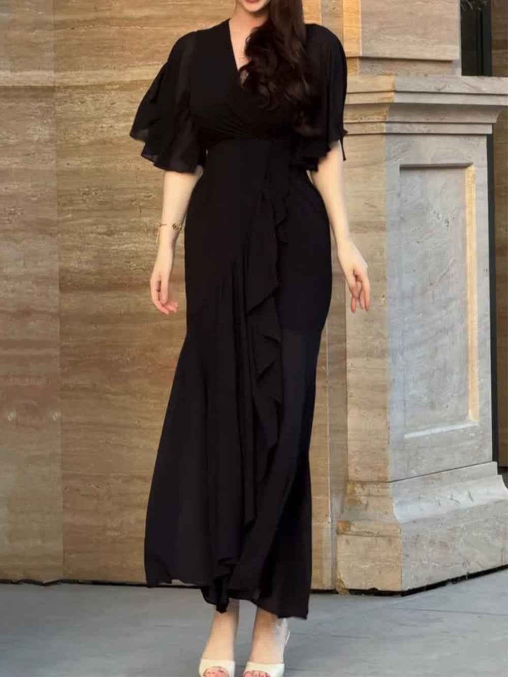 Retro-Print-Kleid mit V-Ausschnitt und Trompetenärmel für einen vintage und eleganten Look