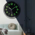 Grande orologio da parete con illuminazione LED per un aspetto moderno