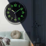 Große Wanduhr mit LED-Beleuchtung für moderne Optik