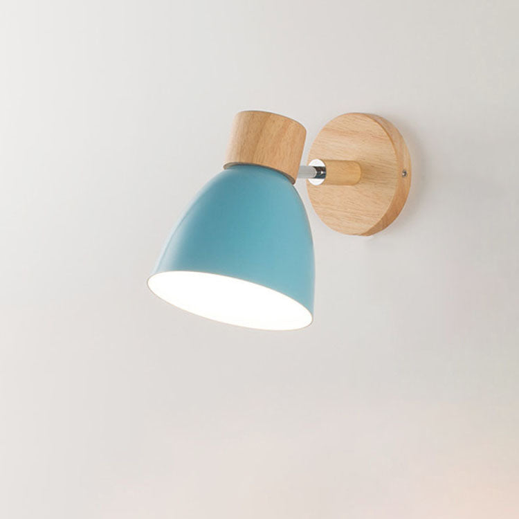 Moderne Wandleuchte mit angewinkeltem Arm, Holz, konischem Schirm