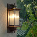 Elegante e moderna lampada da parete esterna per un'area esterna di stile