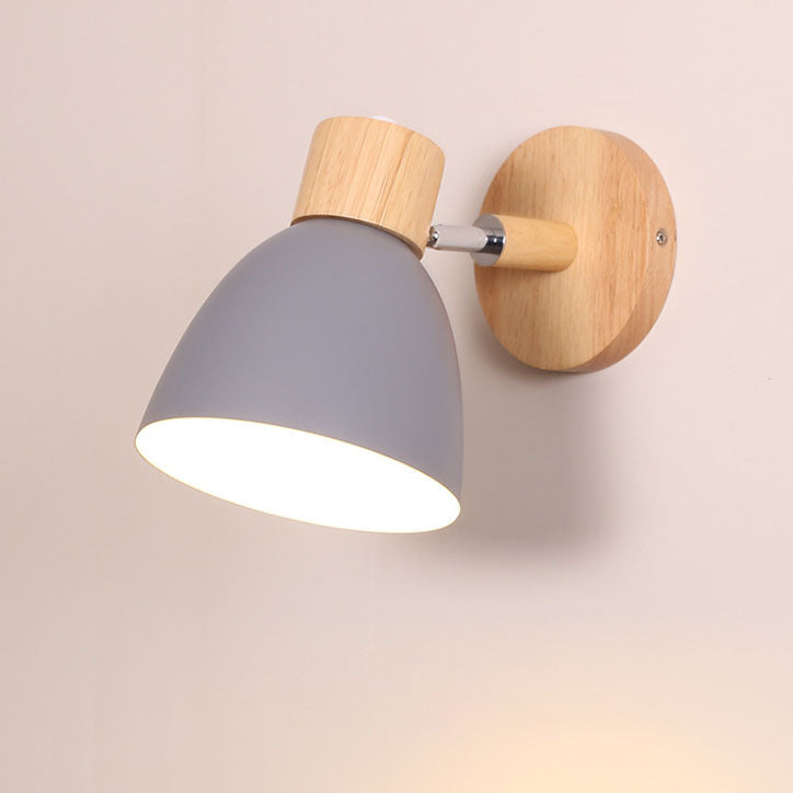 Moderne Wandleuchte mit angewinkeltem Arm, Holz, konischem Schirm