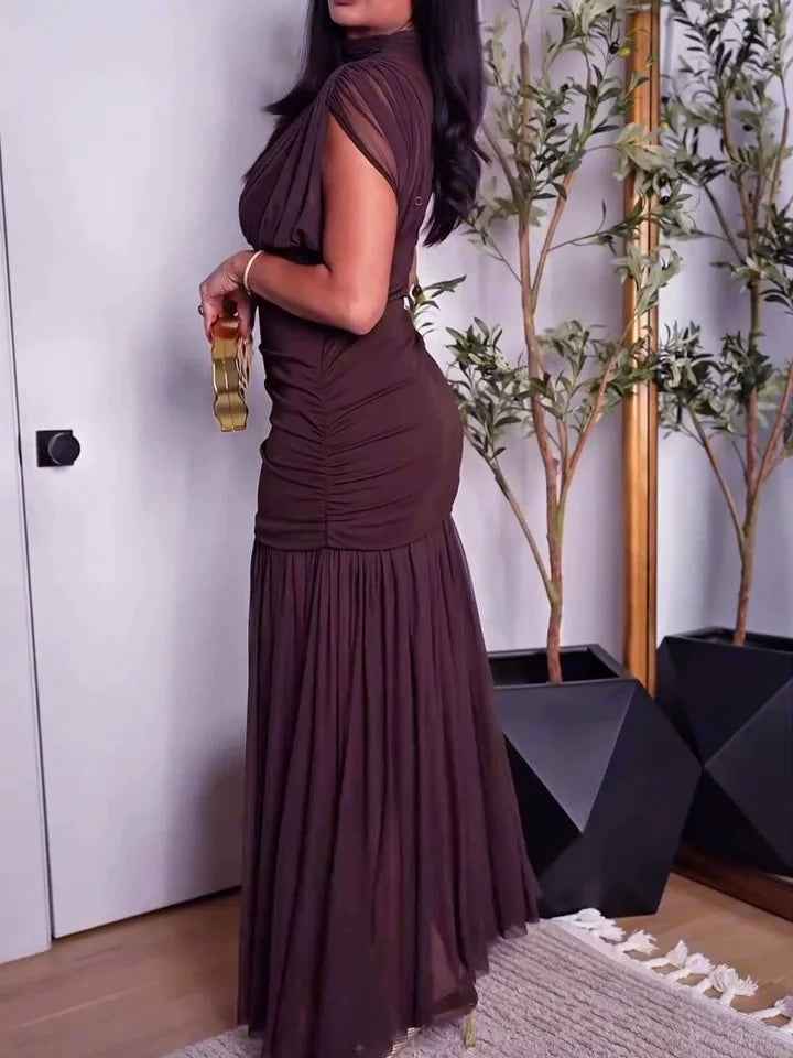 Elegantes, enganliegende Mesh-Roben mit Falten in Braun