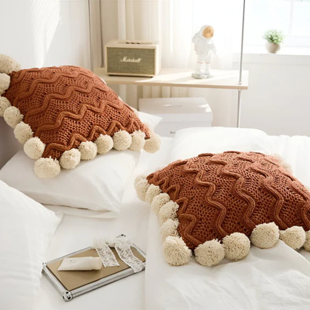 Domitia - Gemütliche gestrickte Kissenhülle mit Quasten im trendigen Boho-Stil