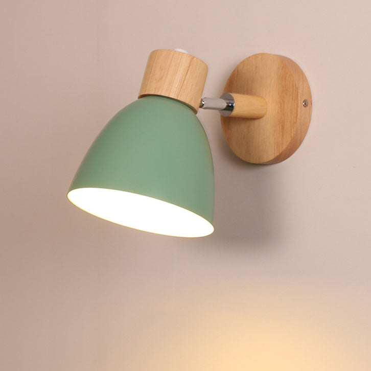 Moderne Wandleuchte mit angewinkeltem Arm, Holz, konischem Schirm