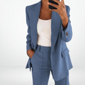 Moderner urbaner Damen-Anzug, stilvoll und elegant für einen trendigen Look
