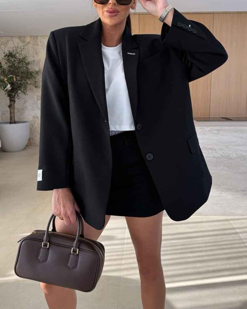 Moderner Zweiteiler: Eleganter Blazer und trendige Shorts
