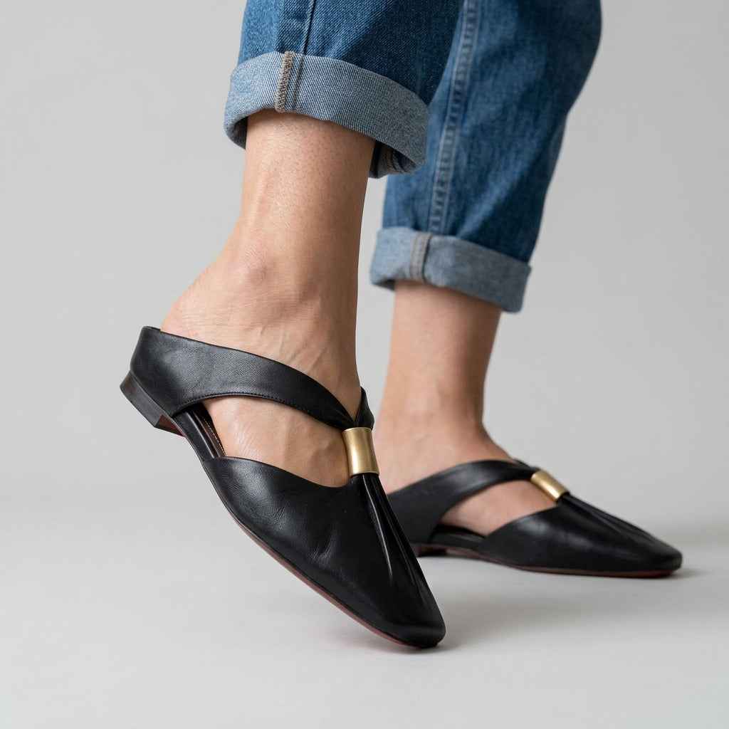 Leder Pantolette Damen T-Riemen Eckige Zehe Gold-Akzent