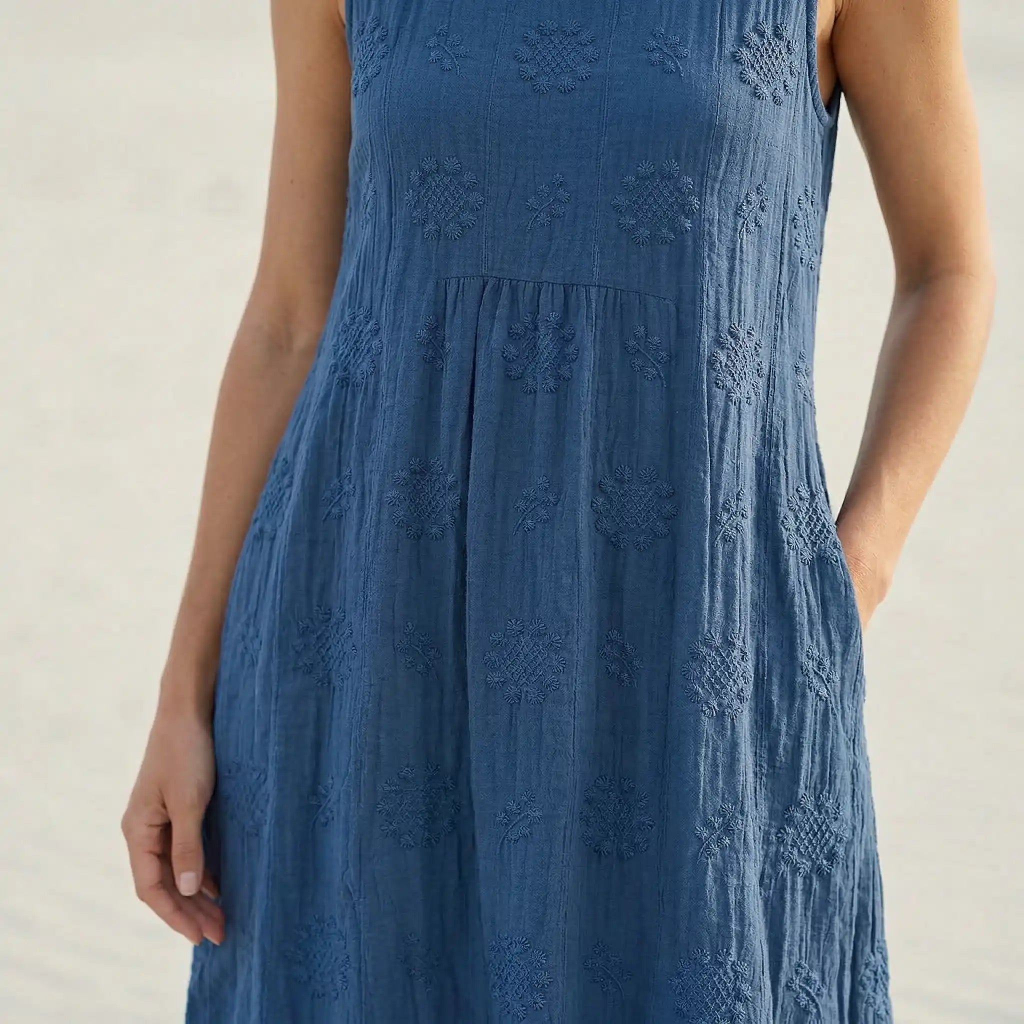 Élodie - Elegantes Oversized-Embroidered ärmelloses Kleid für einen anspruchsvollen Look