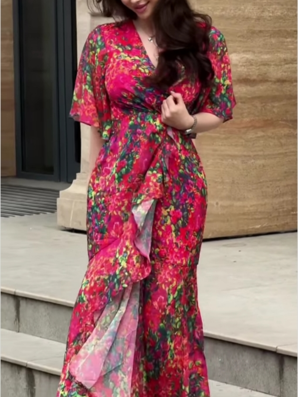 Chiffon-Kleid mit V-Ausschnitt, elegantem Druck und weitem Arm