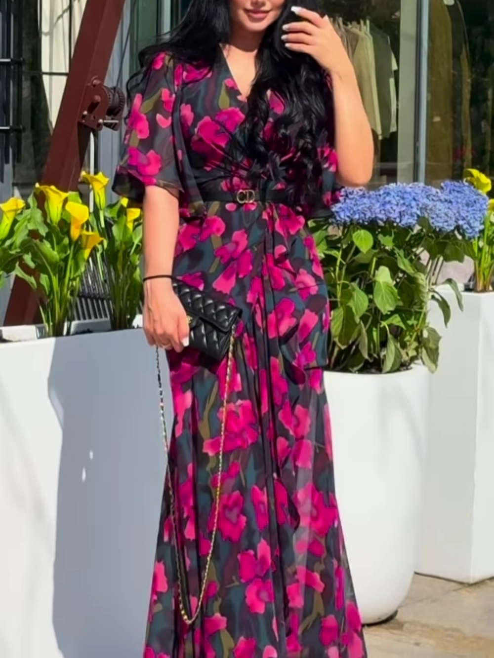 Retro-Print-Kleid mit V-Ausschnitt und Trompetenärmel für einen vintage und eleganten Look